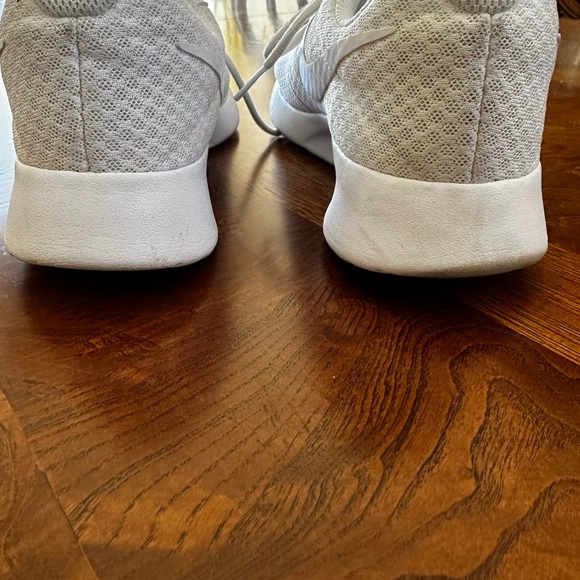 Like new! Nike white sneakers Size 8 - Picture 4 of 6